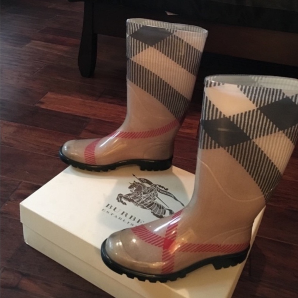 Authentic Burberry rain boots! Size 10 fits like 9 1/2.